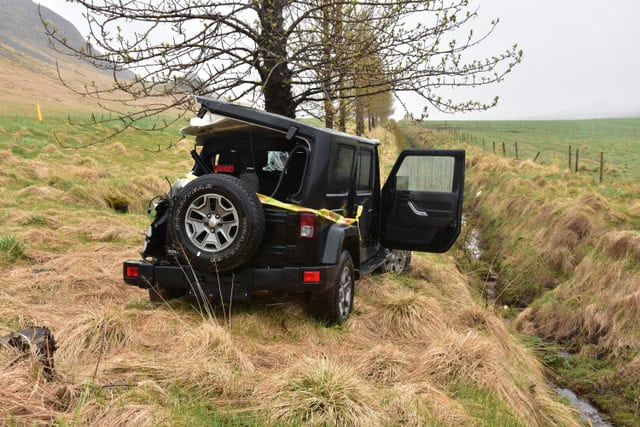 Hrunamannahreppur tré með vegum ösp aspir jeppi umferðarslys